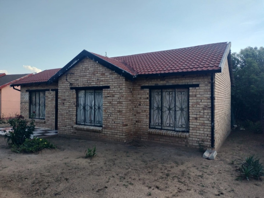 3 Bedroom Property for Sale in Molifi Tau Kloof Free State